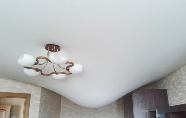 Слив воды с натяжного потолка Слив воды с натяжного потолка